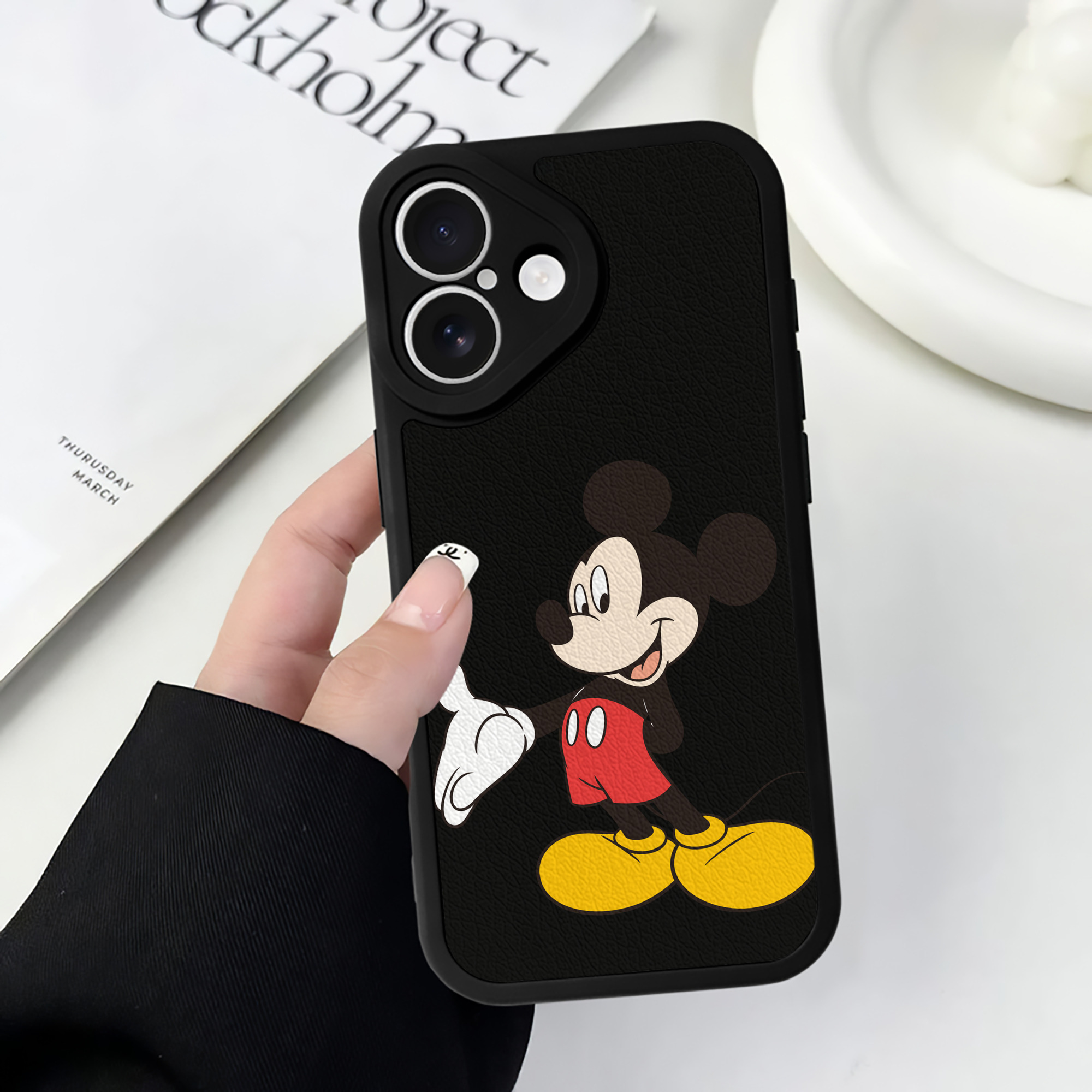 （画像用） ミッキーマウス Mickey Mouse 【iPhone 16シリーズ対応】シリコンスマホケース（レザー調） 材質：シリコン